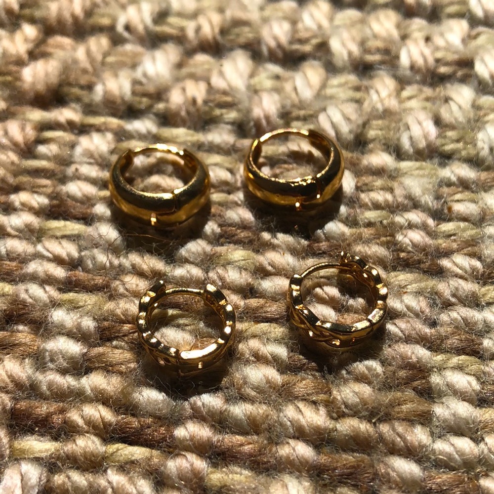 2 pairs of hoop gold earrings